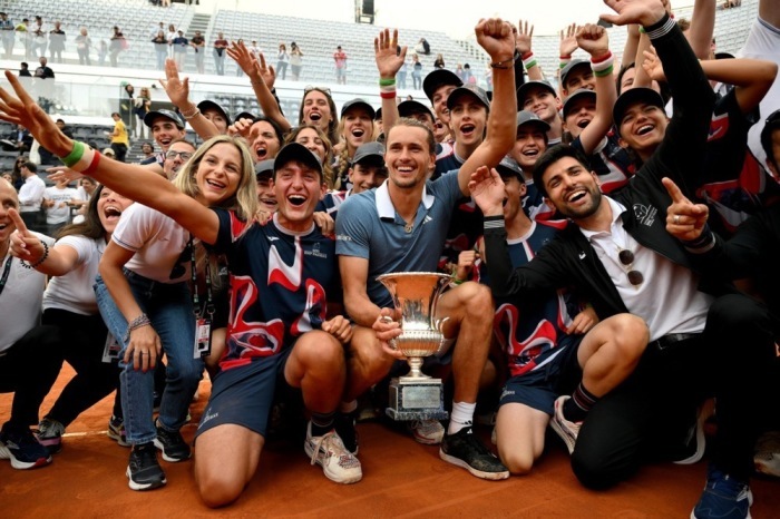 Alexander Zverev aus Deutschland posiert mit seiner Trophäe nach dem Sieg im Finale des Herreneinzels bei den Italian Open in Rom. Foto: epa/Ettore Ferrari