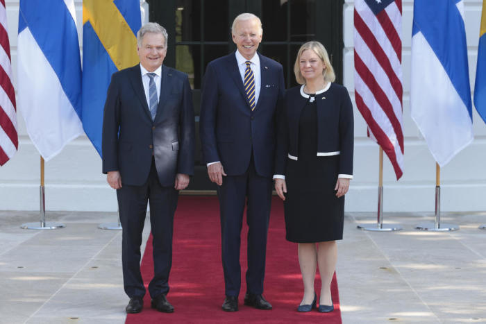 US-Präsident Joe Biden (C) begrüßt den finnischen Präsidenten Sauli Niinisto (L) und die schwedische Ministerpräsidentin Magdalena Andersson auf dem South Lawn des Weißen Hauses in Washington, DC. Foto: epa/Oliver Contreras