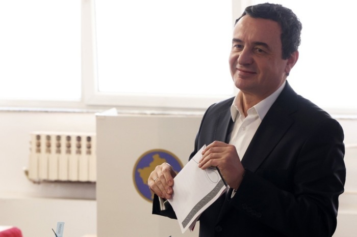 Kosovos Premier Albin Kurti, Chef der Partei Vetevendosje, gibt in Pristina bei den Parlamentswahlen seine Stimme ab. Foto: epa/Georgi Licovski