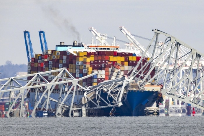 Nachdem ein Frachtschiff in Baltimore auf die Francis Scott Key Bridge gestoßen ist, ist diese teilweise eingestürzt. Foto: epa/Jim Lo Scalzo