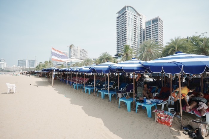 Blick auf den Strandbereich in Nord-Pattaya mit den neuen blau-weißen Schirmen. Bild: TMN.TV