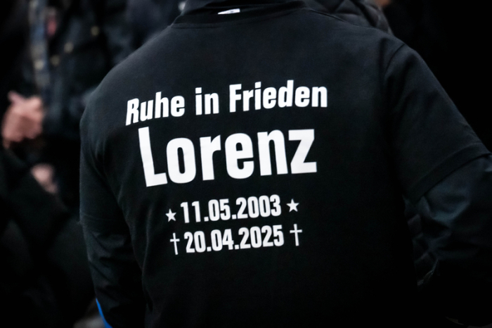 Eine Person erinnert bei einer Demonstration in Oldenburg an den durch Polizeischüsse getöteten 21-jährigen Lorenz. Foto: Sina Schuldt/dpa
