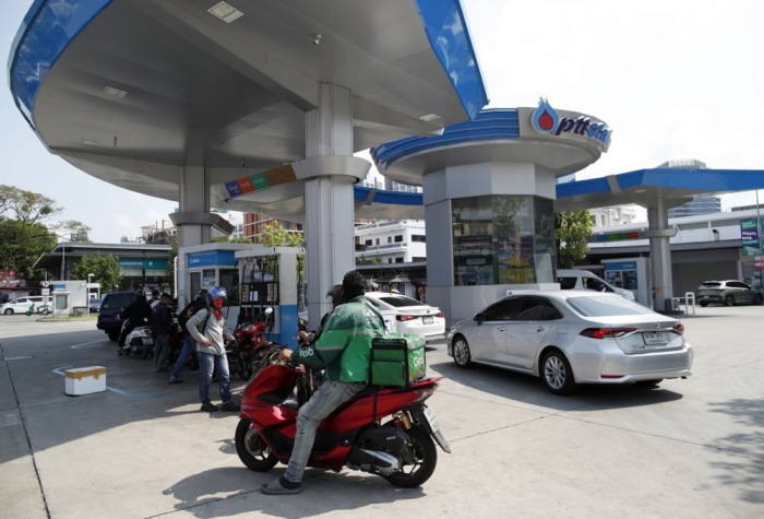 Lange Warteschlangen an einer Bangkoker Tankstelle: Autofahrer versuchen ihre Tanks vor weiteren Preissteigerungen und Lieferengpässen zu füllen. Foto: EPA/Rungroj Yongrit