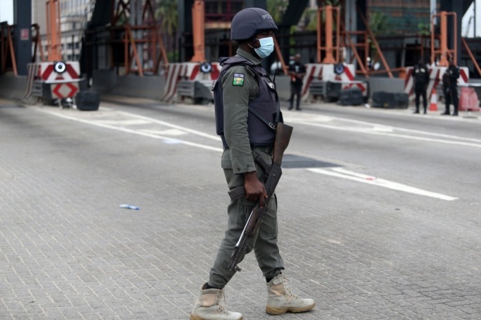 Ein Polizist geht am Lekki-Tollgate vorbei, wo Jugendliche an die tödliche Militäraktion gegen Proteste gegen Polizeigewalt erinnern. Foto: epa/Akintunde Akinleye