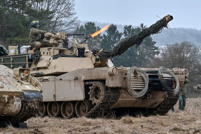 US-Soldaten schießen während der internationalen Militärübung «Allied Spirit 2022» auf dem Gelände des Truppenübungsplatz Hohenfels von einem Kampfpanzer M1 Abrams. Foto: Armin Weigel/dpa