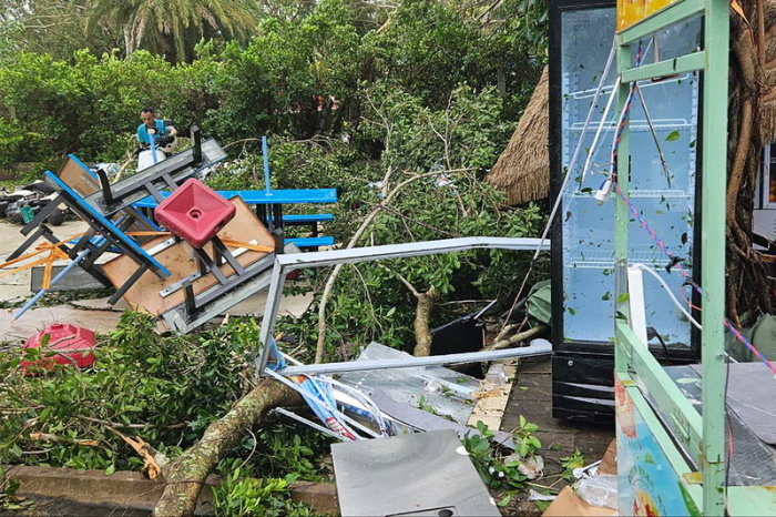 Äste und umgestürzte Möbel liegen nach dem Taifun «Kajiki» auf der Insel Hainan. Auf der Insel sollen laut Xinhua mehr als 20.000 Menschen vor dem Wirbelsturm in Sicherheit gebracht worden sein. Foto: -/Tass Via Zuma Press/dpa