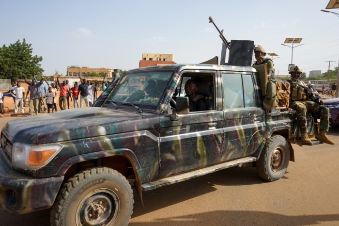 Nigerianische Soldaten eskortieren die Fahrzeuge des ersten französischen Militärkonvois, der Niger verlässt, bei der Ausfahrt aus Niamey. Foto: epa/Issfou Djibo