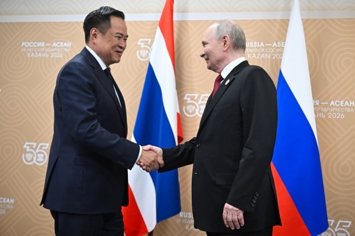 Thailands Premierminister Anutin Charnvirakul (l.) und Russlands Präsident Wladimir Putin (r.) sprachen in Kasan über Freihandel, Investitionen und den Ausbau der bilateralen Beziehungen. Foto: epa/Yegor Aleyev / Sputnik / Kremlin
