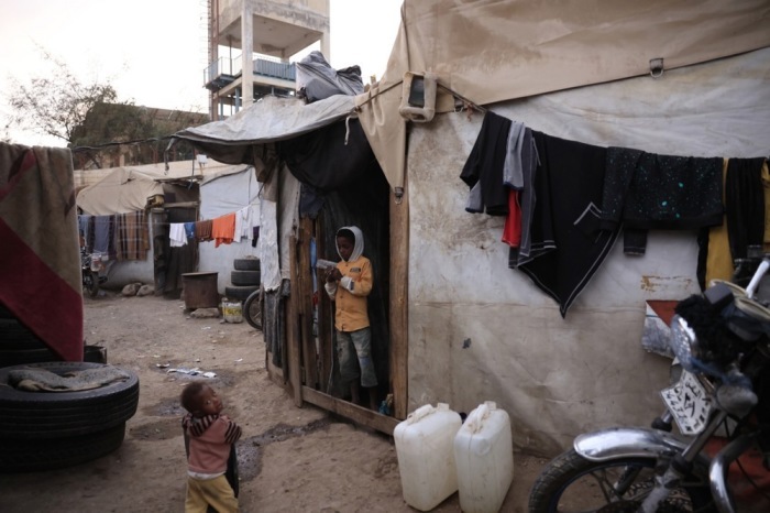 Vertriebene Kinder stehen vor einem Behelfszelt in Sanaa. Das World Food Programme warnt vor wachsender Hungerkrise im Jemen. Foto: epa/Yahya Arhab