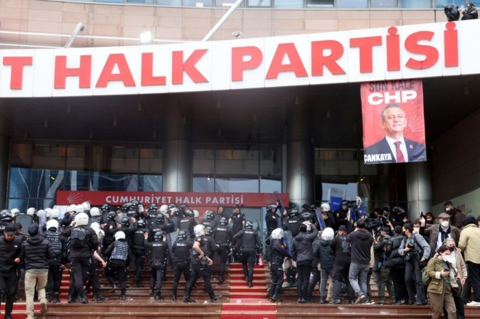 Die türkische Bereitschaftspolizei dringt in den Sitz der größten Oppositionspartei, der Republikanischen Volkspartei (CHP), ein, um deren abgesetzte Führung zu entfernen, nachdem die Behörden die Vollstreckung eines Ge... Foto: epa/Necati Savas