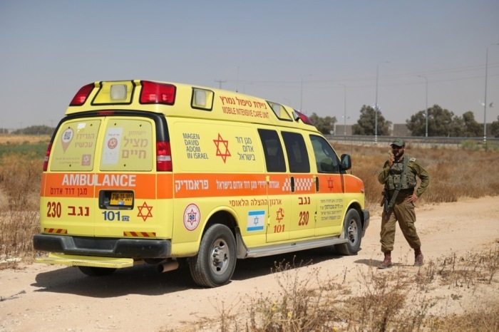Ein israelisches Mitglied der Streitkräfte steht neben einem Krankenwagen in der Nähe des Grenzübergangs Kerem Shalom an der Grenze zum Gaza-Streifen. Foto: epa/Abir Sultan