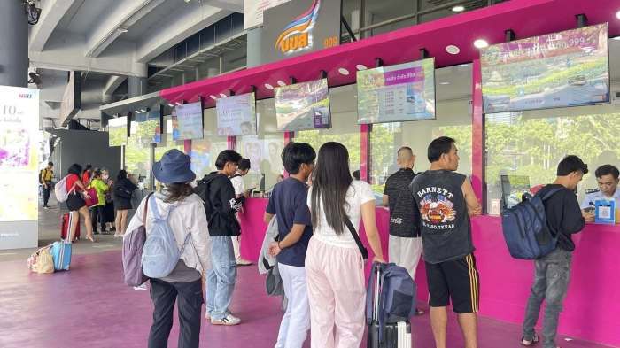 Fahrgäste kaufen am Busbahnhof Fahrkarten von Bor Kor Sor (BKS). Das staatliche Busunternehmen beteiligt sich ab Juni am Förderprogramm „Thais Help Thais Plus 60/40“, bei dem der Staat einen Teil der Fahrkosten übernimmt. Bild: The Transport Co., Ltd.