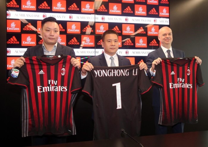  Der neue Eigentümer des italienischen Fußballvereins AC Mailand, Li Yonghong (M.). Foto: epa/Matteo Bazzi