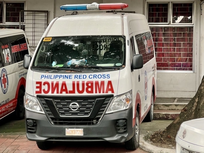 Ein Krankenwagen vor einem Krankenhaus in Manila. Auf den Philippinen kamen bei einem Schusswaffenangriff an einer Schule drei Schüler ums Leben. Foto: dpa/Carola Frentzen