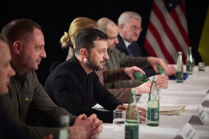 Der Ukrainische Präsidialpressedienst zeigt den ukrainischen Präsidenten Volodymyr Zelensky in München. Foto: epa/Ukrainischer PrÄsidentieller Pressedienst