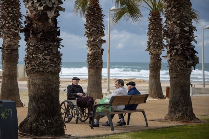 Senioren unterhalten sich an der Strandpromenade in Ashdod. Foto: epa/Christophe Petit Tesson