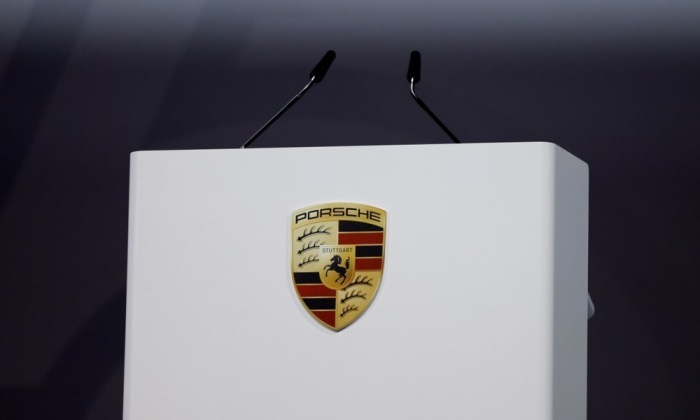 Das Porsche Logo auf der Tribüne während der Hauptversammlung der Porsche AG in Stuttgart. Foto: epa/Ronald Wittek