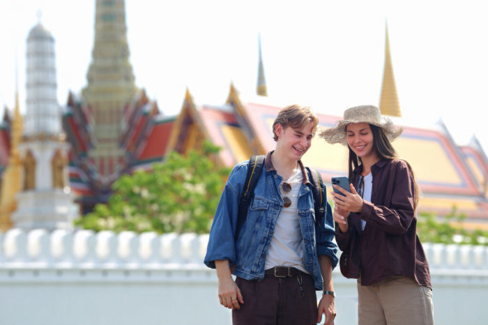 Internationale Besucher nutzen in Thailand gebündelte Rabatte und Services für Mobilität, Gastronomie und Einkäufe über den neuen „Amazing Thailand Grab Travel Pass“. Foto: Tourism Authority Of Thailand