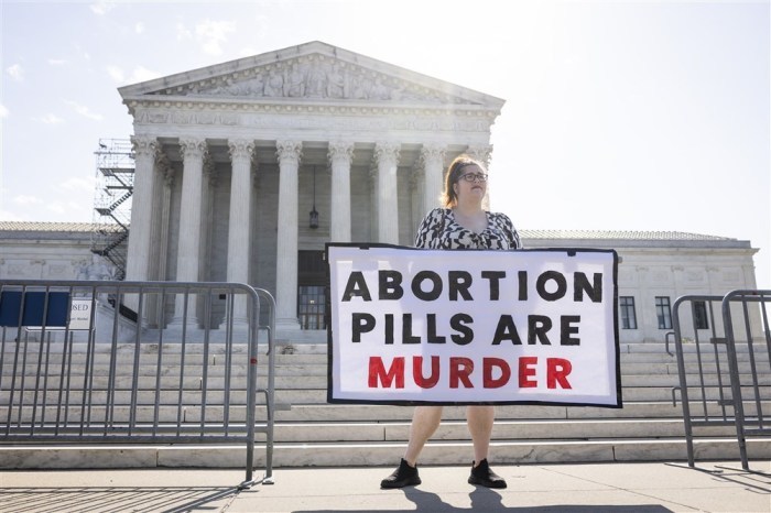 Protestierende Abtreibungsgegner mit einem Plakat 
