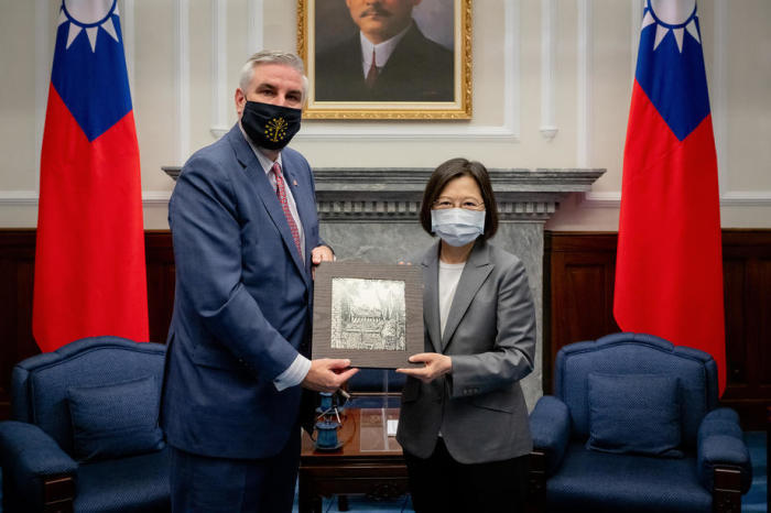 Eric Holcomb, Gouverneur von Indiana, besucht Taiwan. Foto: epa/Makoto Lin/taiwan Presidential O