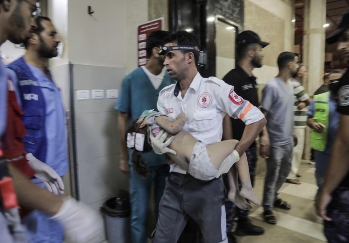 Ein Rettungsassistent hält ein verletztes Kind in einem Krankenhaus in Khan Younis, im südlichen Gazastreifen. Foto: epa/Haitham Imad
