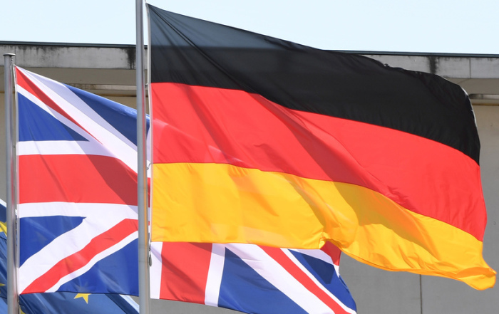 Die britische und die deutsche (l-r) Flagge wehen vor dem Bundeskanzleramt. Foto: Soeren Stache/dpa