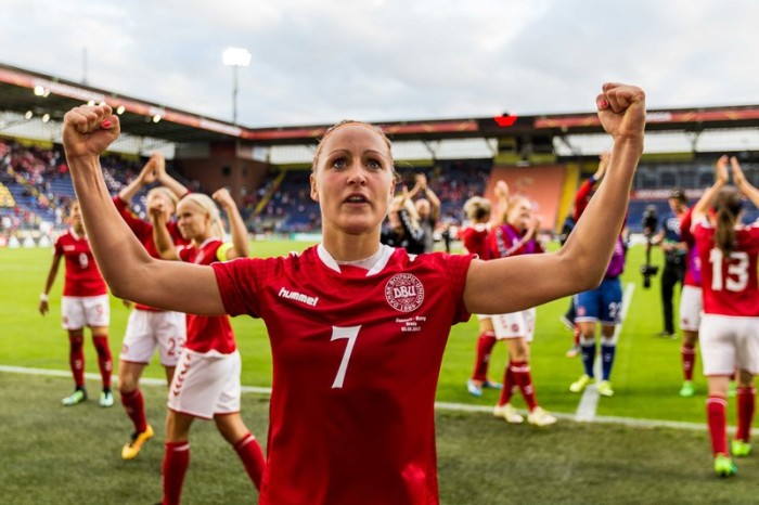  Sanne Troelsgaard (v.) aus Dänemark freut sich auf das Endspiel gegen die Niederlande. Foto: epa/Marcel Van Dorst
