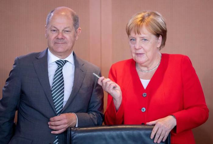 Die ehemalige Bundeskanzlerin Angela Merkel (CDU) und Bundeskanzler Olaf Scholz (SPD)