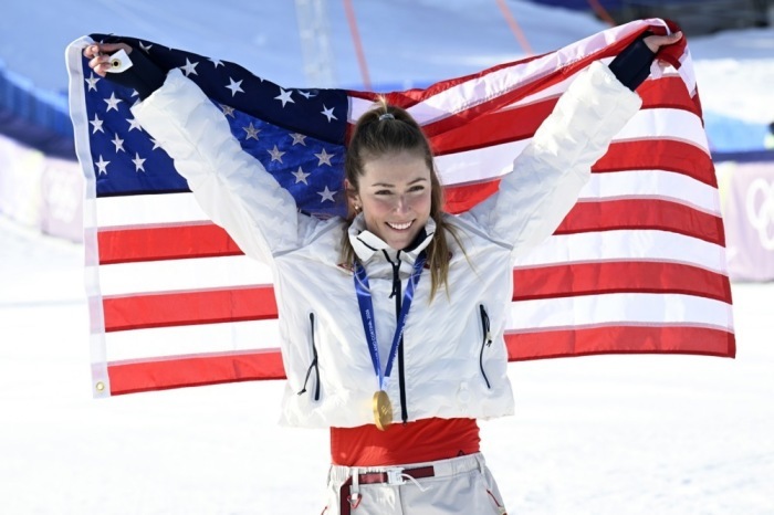 US-Skirennläuferin Mikaela Shiffrin jubelt bei der Siegerehrung nach ihrem Gold im Slalom bei den Olympischen Winterspielen 2026 in Cortina d’Ampezzo. Foto: EPA/Daniel Dal Zennaro