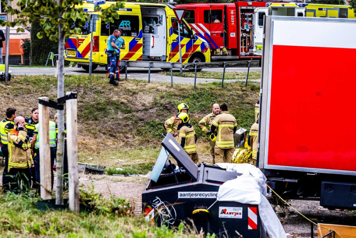 Rettungskräfte sind am Unfallort im Einsatz. In den Niederlanden ist ein Lastzug in ein Nachbarschaftsfest gekracht und hat mehrere Menschen in den Tod gerissen. Recrop. Foto: ANP/dpa