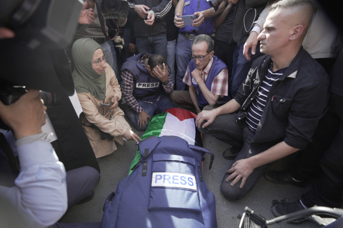 Journalisten umringen den Leichnam von Schirin Abu Akle, Journalistin des Senders Al-Dschasira, in der Leichenhalle des Krankenhauses in der Stadt Dschenin. Foto: Majdi Mohammed