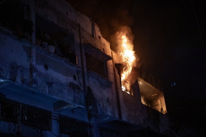 Nach einem israelischen Luftangriff brennt ein Wohngebäude in Gaza-Stadt, das vertriebene Menschen beherbergte. Foto: epa/Haitham Imad