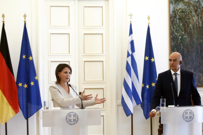 Der deutsche Außenminister Baerbock besucht Athen. Foto: epa/Yannis Kolesidis