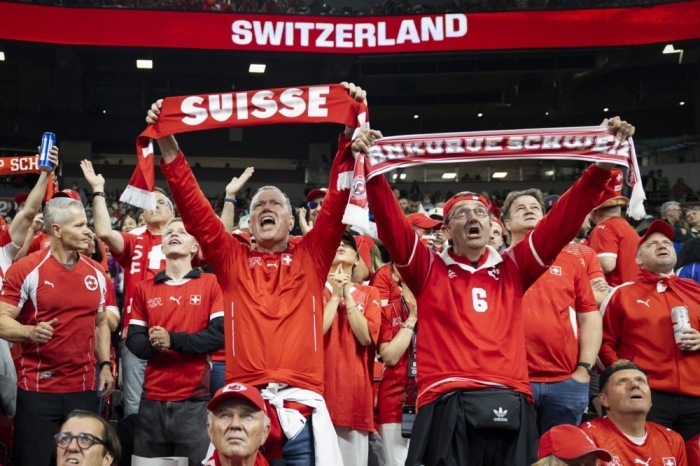 Schweizer Fans feuern ihre Mannschaft vor dem WM-Sechzehntelfinale gegen Algerien in Vancouver an. Foto: EPA/Peter Klaunzer