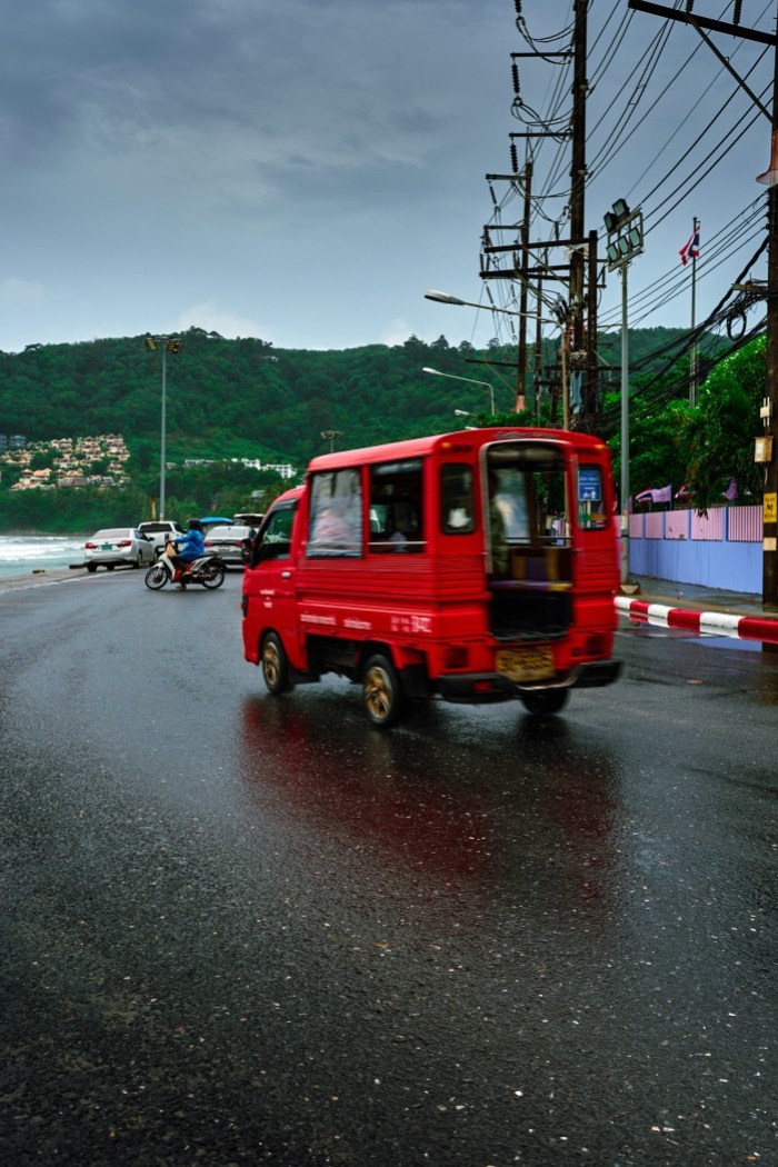 Auf Phuket ziehen dichte Regenwolken über die Küste, während der Wetterdienst vor Starkregen und rauer See warnt. Bild: Max Bvp/Unsplash