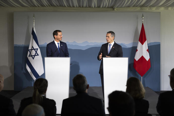 Bundespräsident Ignazio Cassis (R) spricht neben Israels Staatspräsident Isaac Herzog während einer Pressekonferenz in Kehrsatz bei Bern. Foto: epa/Peter Klaunzer