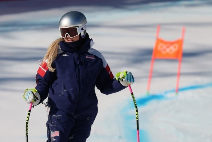 US-Skirennläuferin Lindsey Vonn wärmt sich vor der Abfahrt der Frauen bei den Olympischen Winterspielen 2026 im Skigebiet Tofane in Cortina d’Ampezzo auf. Foto: EPA/Andrea Solero