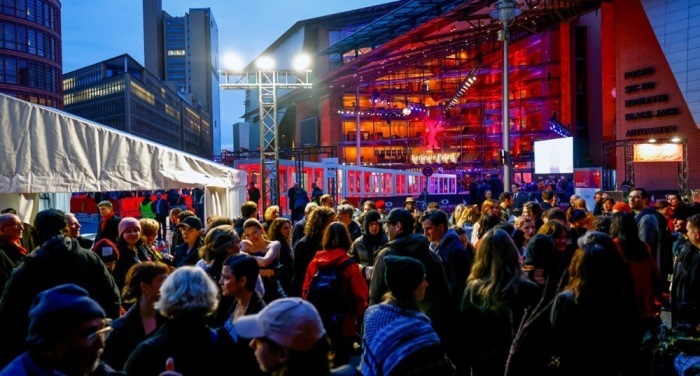 Der Berlinale Palast, Schauplatz der Eröffnungsfeier der 74. Internationalen Filmfestspiele Berlin 'Berlinale' in Berlin. Foto: epa/Hannibal Hanschke