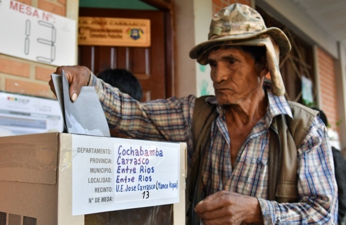 Ein Wähler gibt in Entre Rios seine Stimme bei den bolivianischen Parlaments- und Präsidentschaftswahlen ab. Foto: epa/Jorge Abrego