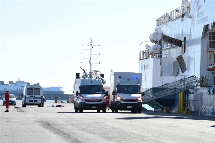 Ein Krankenwagen in der Nähe des Schiffes Geo Barents, das am Kai der Pier zehn des Hafens von Catania angelegt hat. Foto: epa/Orietta Scardino