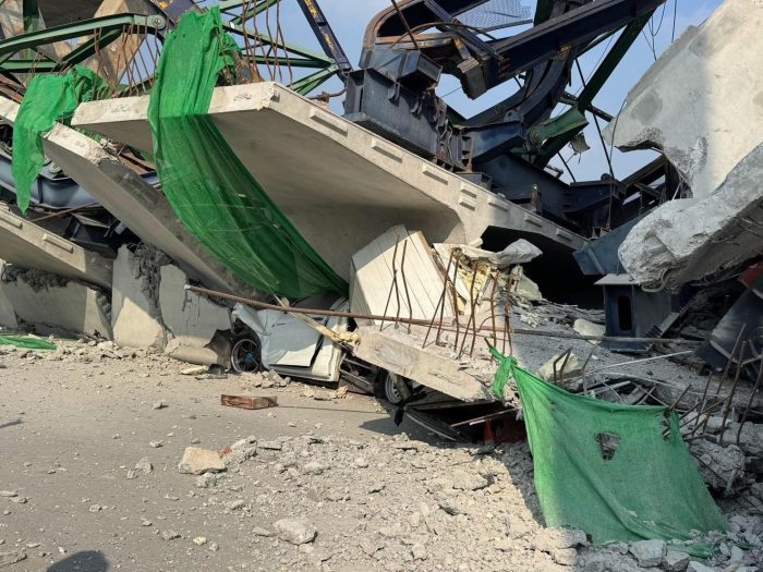 Eingestürzte Betonsegmente und Stahlteile begruben ein Fahrzeug auf der Rama II Road. Bild: FM91 Trafficpro