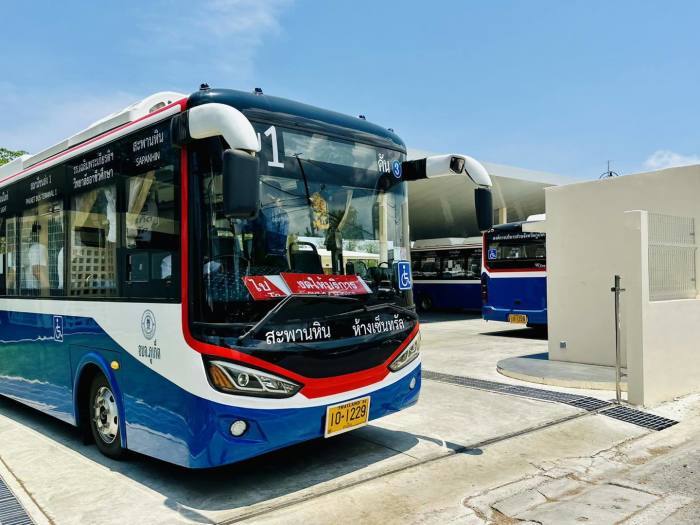 Ein Elektrobus der Provinz Phuket am Busbahnhof während des Probebetriebs. Bild: Phuket Info Center