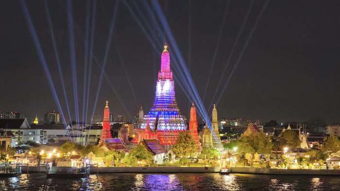 Während des Vijit Chao Phraya Festivals bildet der illuminierte Wat Arun einen zentralen Blickfang am Fluss. Foto: Jahner