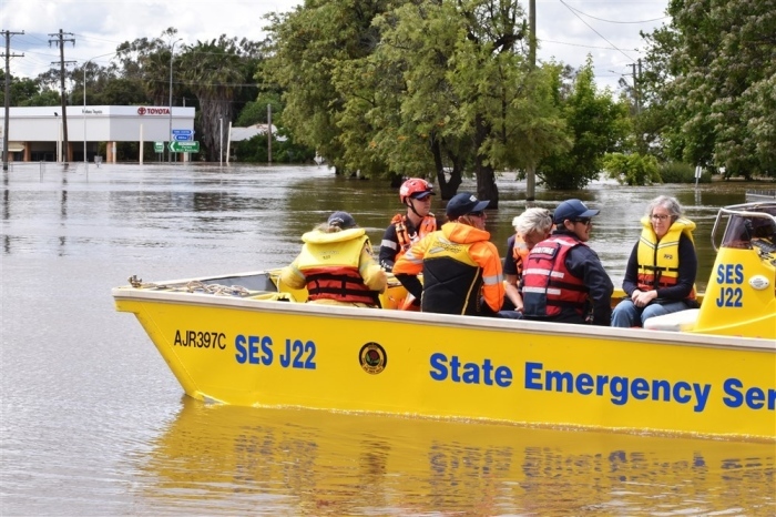 Ein Schiff transportiert Bewohner durch das Hochwasser in Forbes, im zentralen Westen von New South Wales. Foto: epa/Murray Mccloskey Australien Und Neuseeland Aus