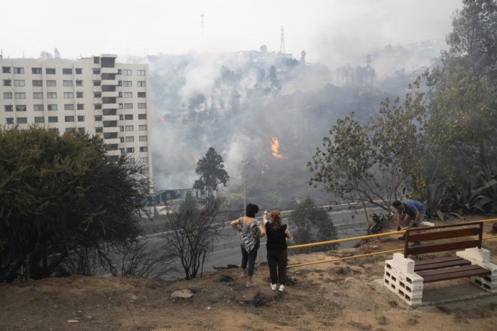 Menschen beobachten die Waldbrände im Gebiet des Beagle-Kanals, Vina del Mar, Region Valparaiso. Foto: epa/Adriana Thomasa