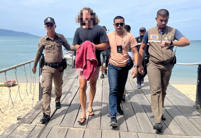 Der des Mordes verdächtigte spanische Koch (2. v. l.) wird von Polizeibeamten eskortiert, als er an einem Hafen ankommt, bevor er zum Gericht auf der Insel Koh Samui gebracht wird. Foto: epa/Somkeat Ruksaman