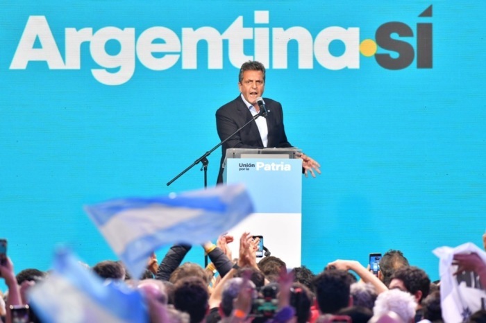 Präsidentschaftsbewerber Sergio Massa spricht nach der Bekanntgabe der Ergebnisse der ersten Runde der argentinischen Wahlen in Buenos Aires. Foto: epa/Enrique Garcia Medina