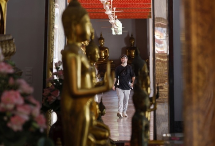 Ein ausländischer Tourist besichtigt die goldenen Buddha-Statuen im Tempel Wat Pho in Bangkok. Foto: epa/Rungroj Yongrit