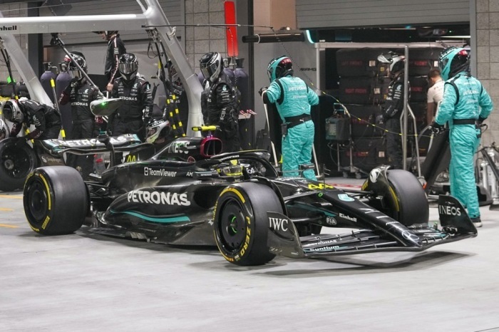 Lewis Hamilton, der britische Formel-1-Pilot von Mercedes-AMG Petronas, fährt während des Formel-1-Grand-Prix von Las Vegas aus der Boxengasse. Foto: epa/Darron Cummings