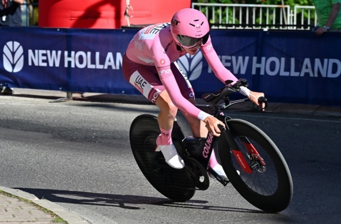 Tadej Pogacar aus dem Team Uae Emirates in Aktion auf der 7. Etappe des 107. Giro d'Italia. Foto: epa/Luca Zennaro
